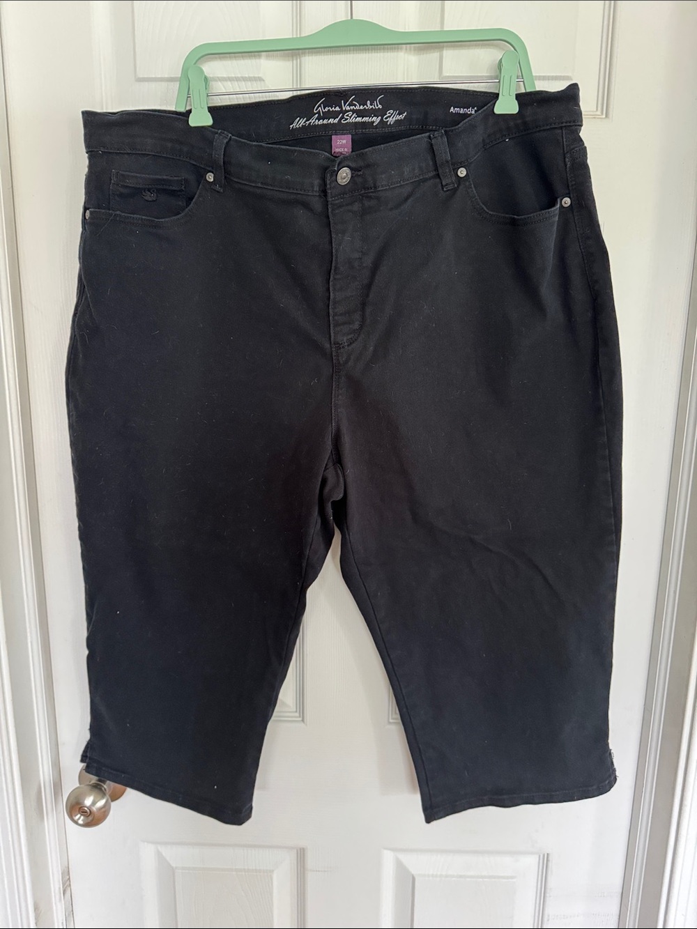 Gloria Vanderbilt Amanda Black Capris Slimming Fit